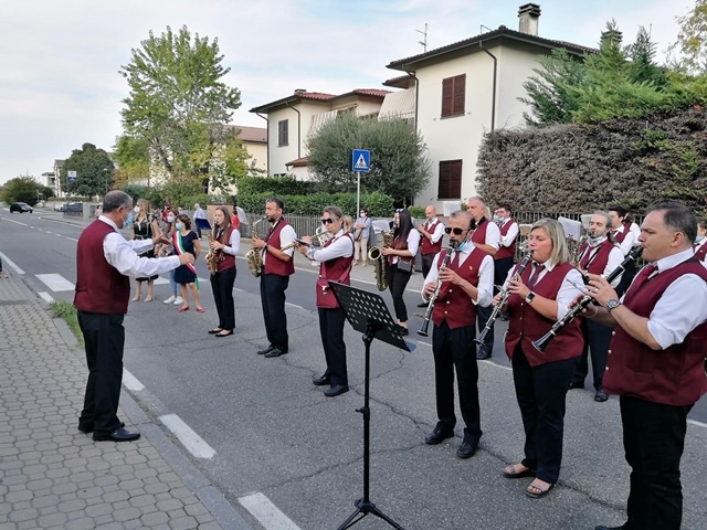 Banda suona davanti alla CRA di Collecchio: anziani e operatori ringraziano con gli striscioni.