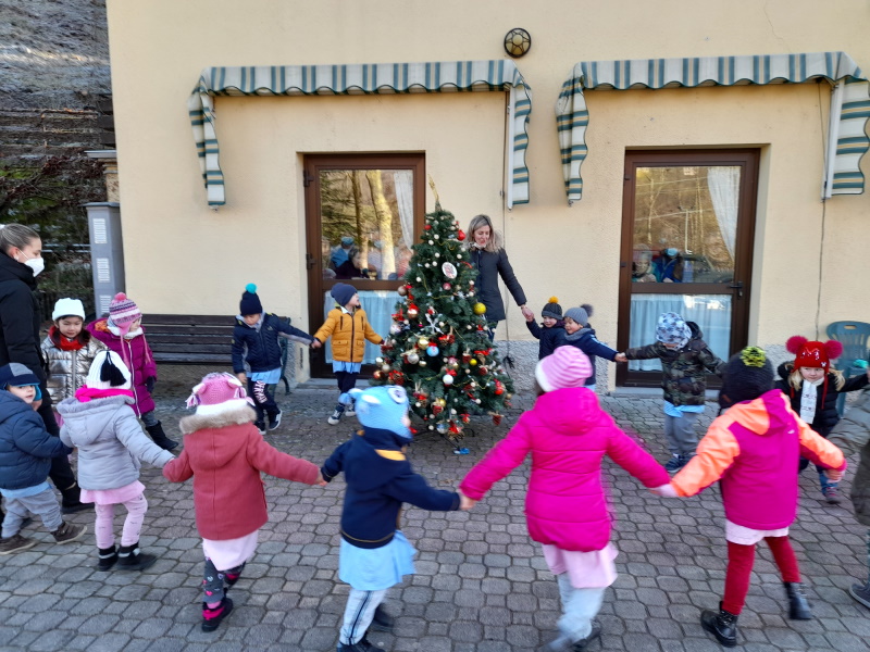 Anziani e bambini insieme alla Casa del Pellegrino di Boschetto