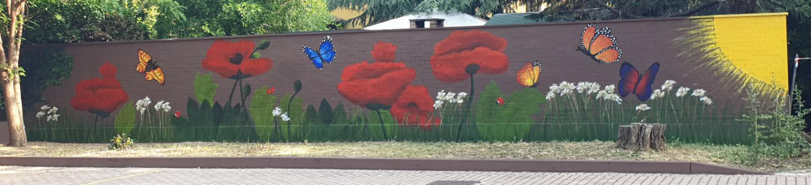 Centro Anziani di via Montanara a Parma: il murale della solidarietà che porta allegria nel giardino